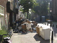 872050 Afbeelding van het grofvuil dat uit het pand Waterstraat 23 in Wijk C te Utrecht op straat gezet is; de ...